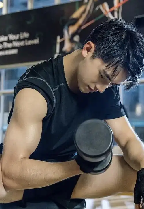 首页看到男明星身材大赏 get了许魏洲的身材 除了肌肉线条好看,比例