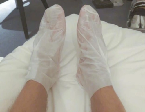 郑恺敷脚膜遭网友调侃:隔着屏幕都能闻到味道