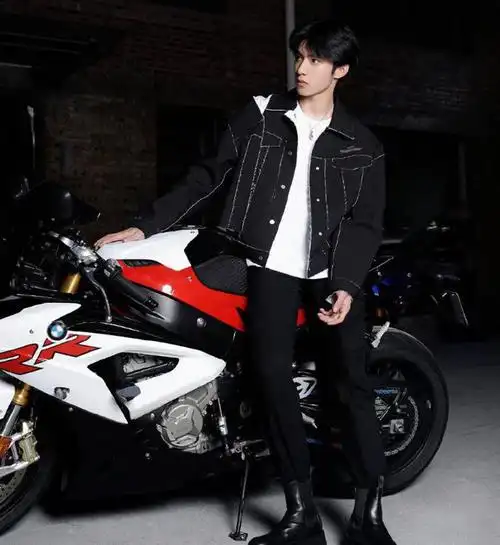 刘耀文萌探2道明寺造型红发带大背头无袖衫好帅啊