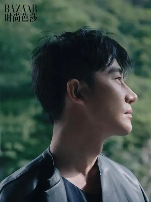 黄轩时尚芭莎七月刊漫步山野间释放真实自我