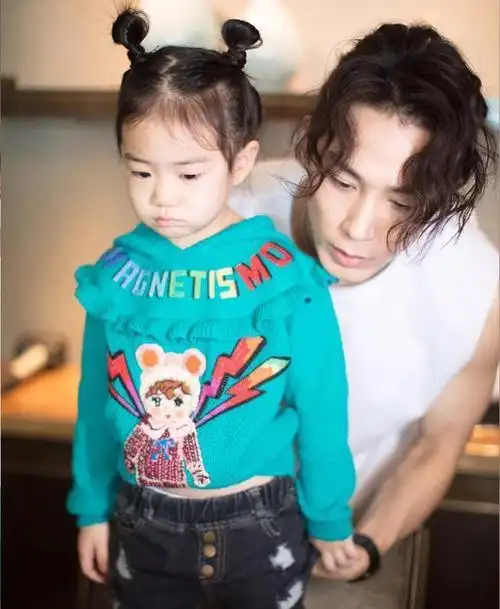 戚薇李承铉带lucky出游单手挎包超有气场感觉一点不输7哥啊