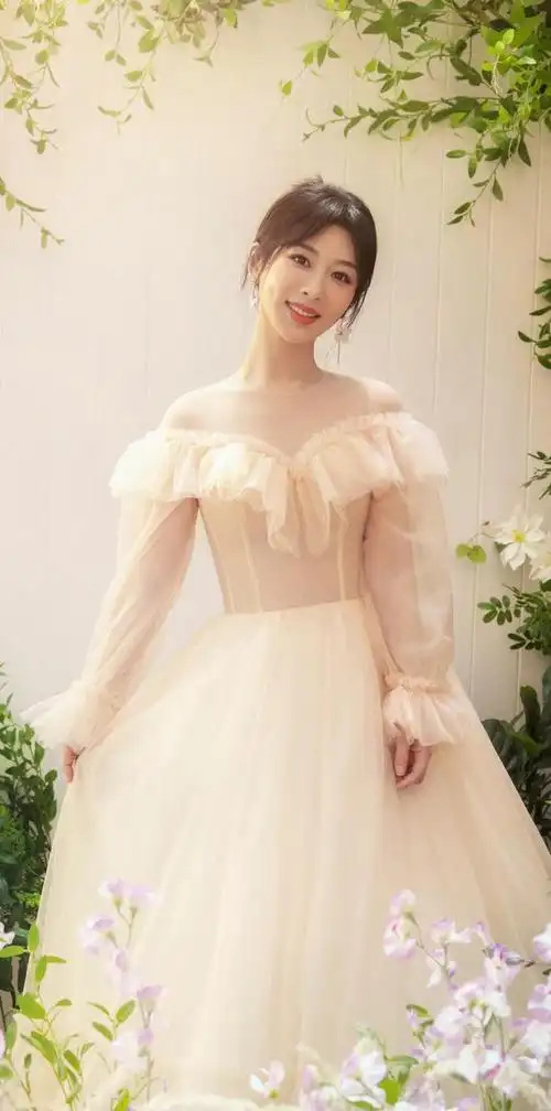 杨紫520婚纱大片玫瑰粉氛围浪漫唯美勾勒轻盈曼妙姿态