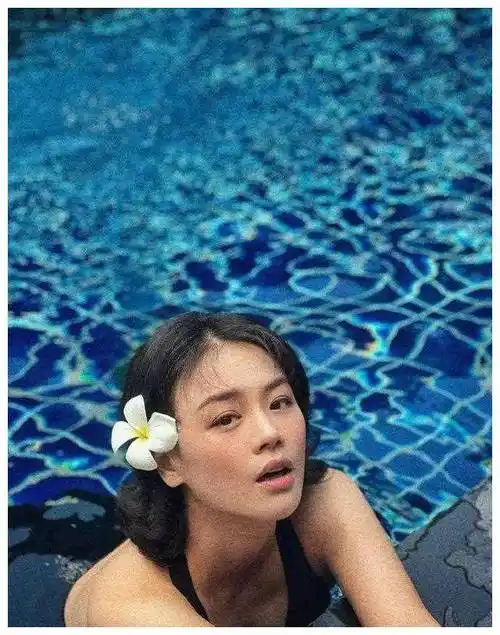 俏皮可爱的马思纯,穿上泳装,短发惊艳亮相_写真_魅力_公益