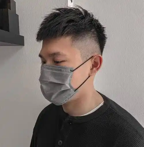 这种发型还是比较适合发质较硬的男生,头发的硬度可以保证一定的支撑