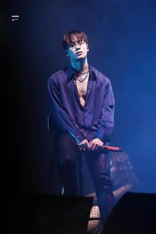 王嘉尔高燃舞台踩点合集,可a可痞,实力点燃舞台.