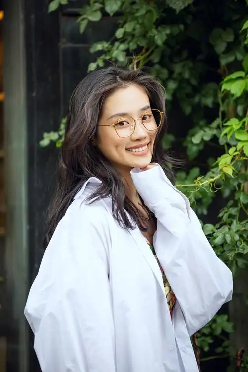 清新眼镜眼睛好看美女可爱瘦瘦咖啡馆胡同