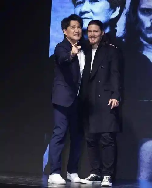 但因为周厚安原本的身高