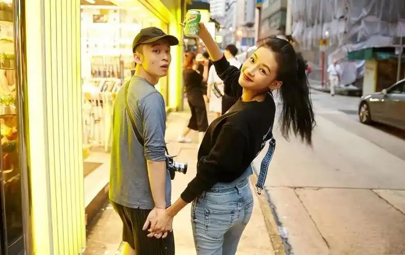 董子健与前妻合体牵手带娃,孙怡胳膊跟5岁爱女一般细