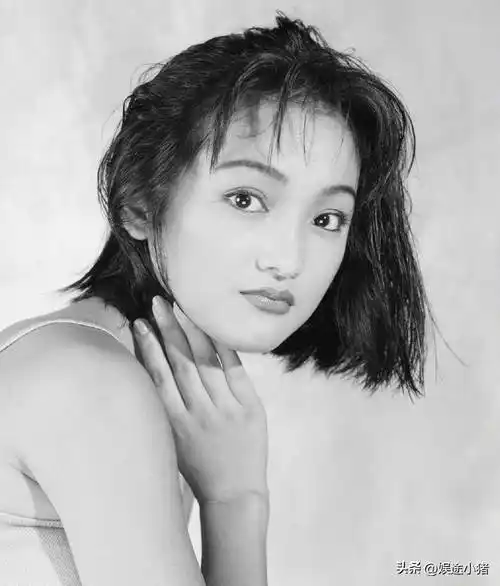 周迅19岁写真旧照,短发造型青涩可人,一双小鹿眼清澈灵动_灵气_意见