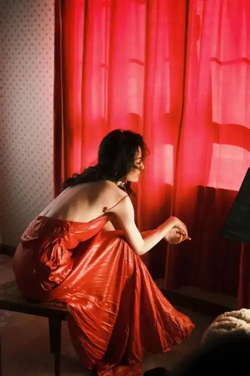 徐璐,一袭红裙解锁时尚新姿态_腾讯新闻