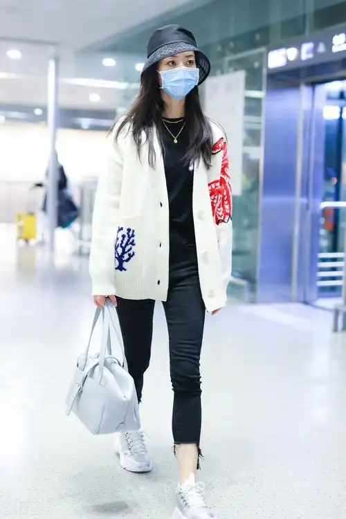 韩雪面对镜头双眼灵动很好看穿黑色紧身裤大长腿令人羡慕