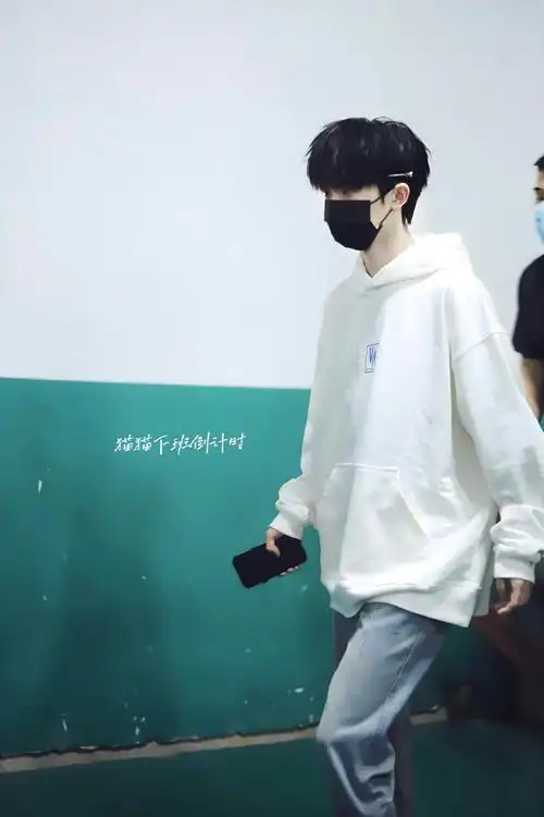 马嘉祺我们的歌#上班 今天是温暖绿毛衣昨天是白色卫衣好帅啊录制