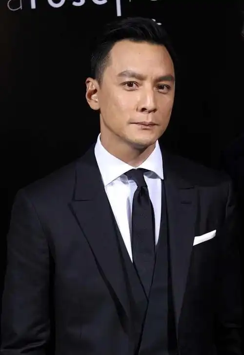 吴彦祖没躲过中年油腻穿酒红西装却不咋高级看脸老了不少