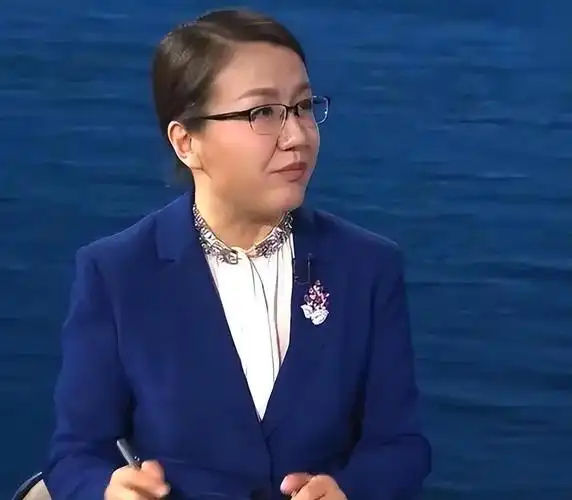 李莉,1969年10月出生于一个军人家庭.