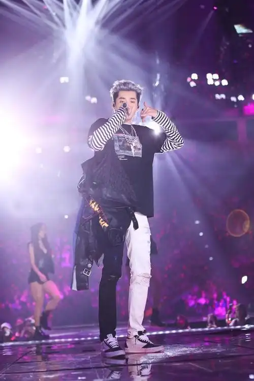 12月31日晚,吴亦凡在江苏卫视跨年演唱会上,演唱了《b.m.