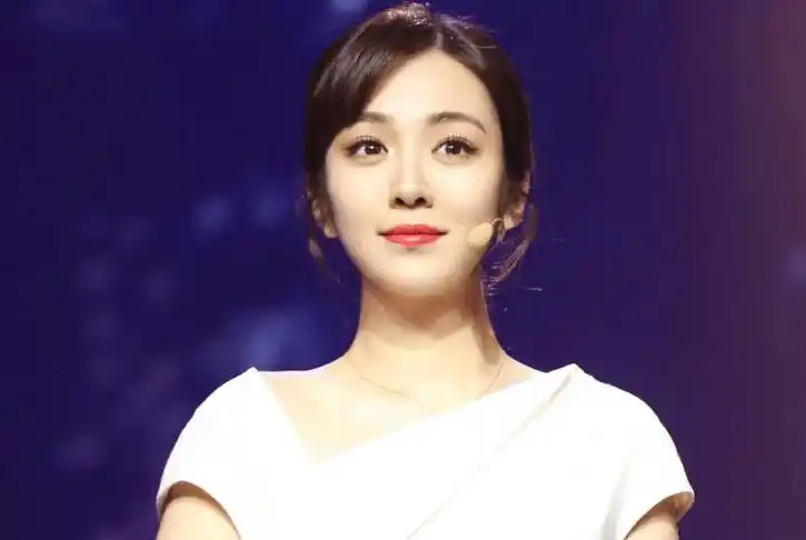 要知道王晓晨科班出身的女演员,长相演技都毋庸置疑,还曾和男神胡歌传