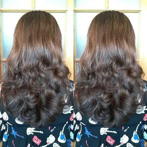 展开全部 冷烫是烫发的一种大类,又称为"化烫",顾名思义,是指能够在