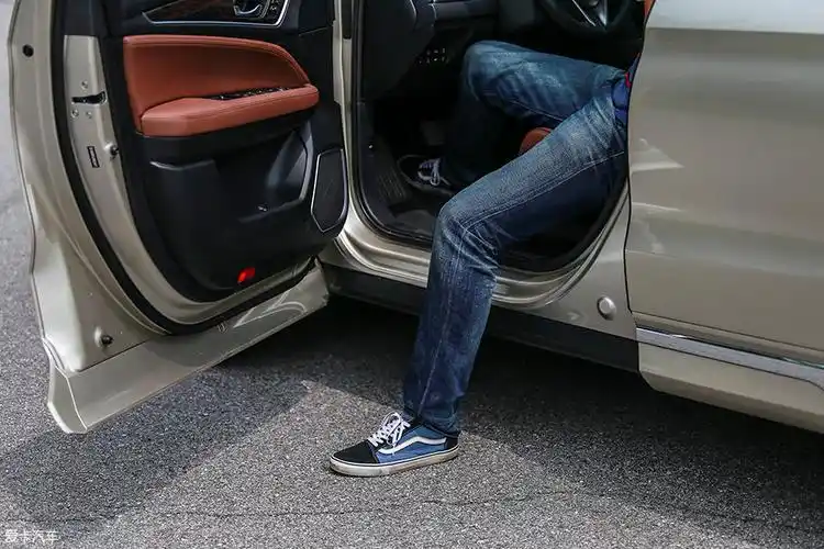 车门采用全包设计,上下车时不会因此蹭脏裤腿.
