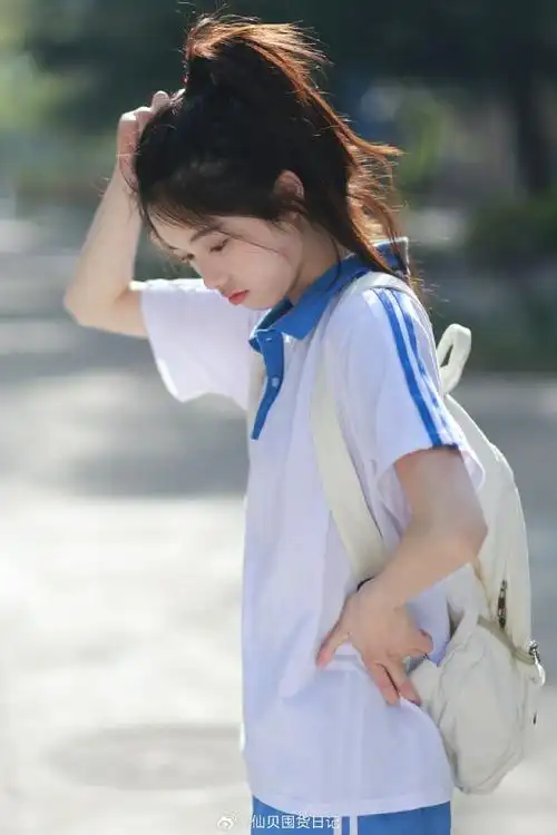 梦回高中(●v●)95  今天浅浅装嫩一回  穿上高中的校服,似乎又回到