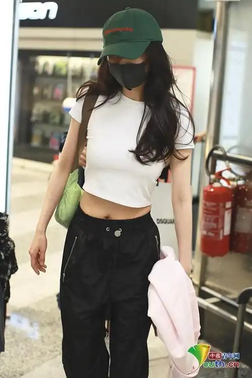 好腰!杨幂穿露脐装秀纤腰 难挡少女气息