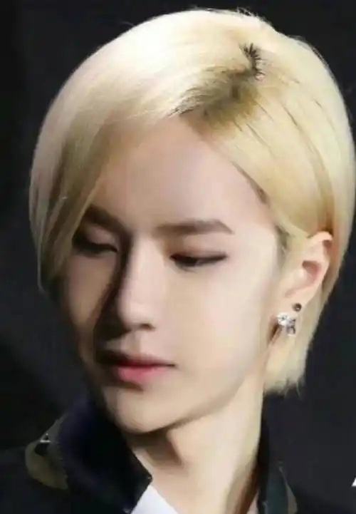 王一博早期的白牡丹照片,一头金色头发,看起来好好看_感觉_少爷_贵族