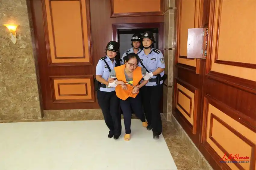 女子因走私毒品被判重刑听到判决腿软倒地痛哭