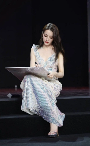 迪丽热巴挑战液体裙秀性感,好身材向卡戴珊看齐,美得抢眼