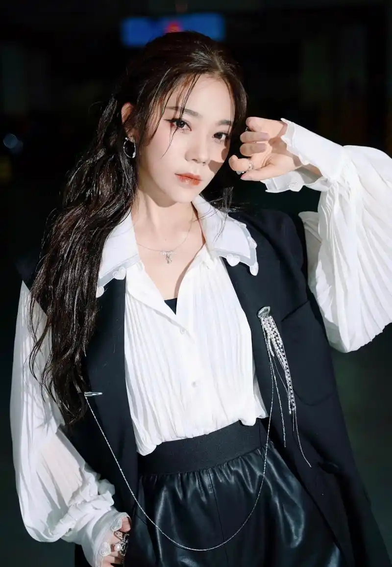 张紫宁的"大佬"造型一般人难驾驭,西装配上束带裤,帅得可以!