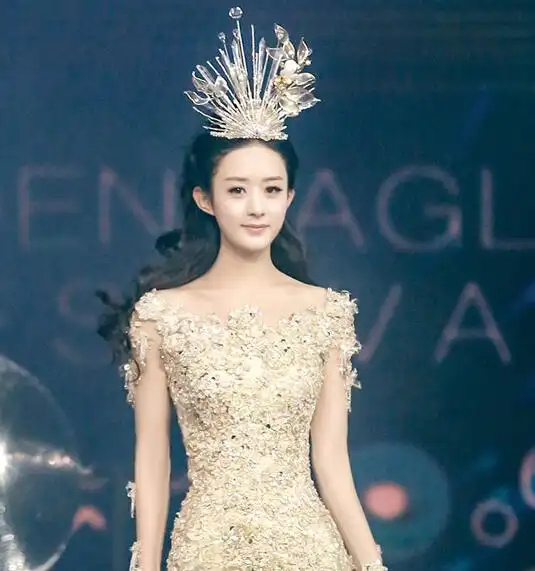 "金鹰女神"赵丽颖彩排照曝光 金色长裙灵动脱俗"