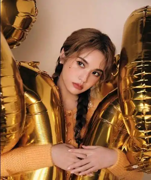 杨丞琳的发型也是这套造型的一大亮点.