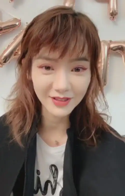 戚薇直播吃火锅底料造型也变成这样网友直呼脸都认不出来了