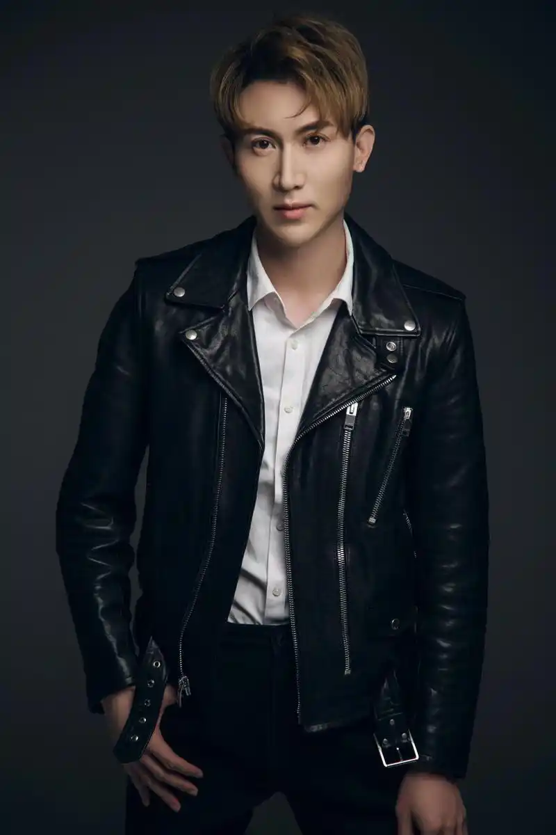 王龙华黑色夹克写真大片曝光 轻奢酷男范儿开启舔屏模式