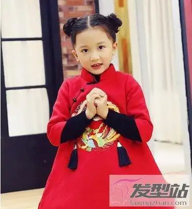 小女孩长发简单扎法 双扎丸子头活泼可爱