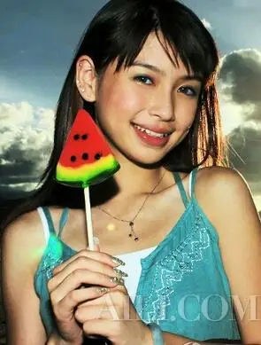 angelababy14岁写真曝光 戴美瞳青春稚嫩