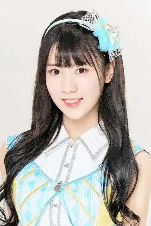 通过视频,女生的身份很快就被曝光,正是参加过《创造101》的吴茜.