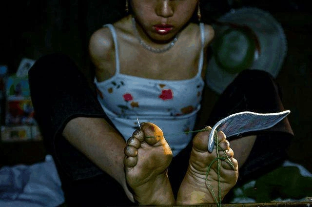 无手女孩依靠双腿生活,收获完美的爱情结婚生子用腿抱起孩子