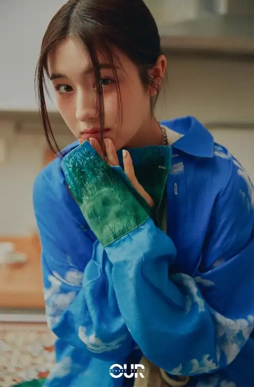 李兰迪春日写真释出 蓝天白云衬衫趣味十足