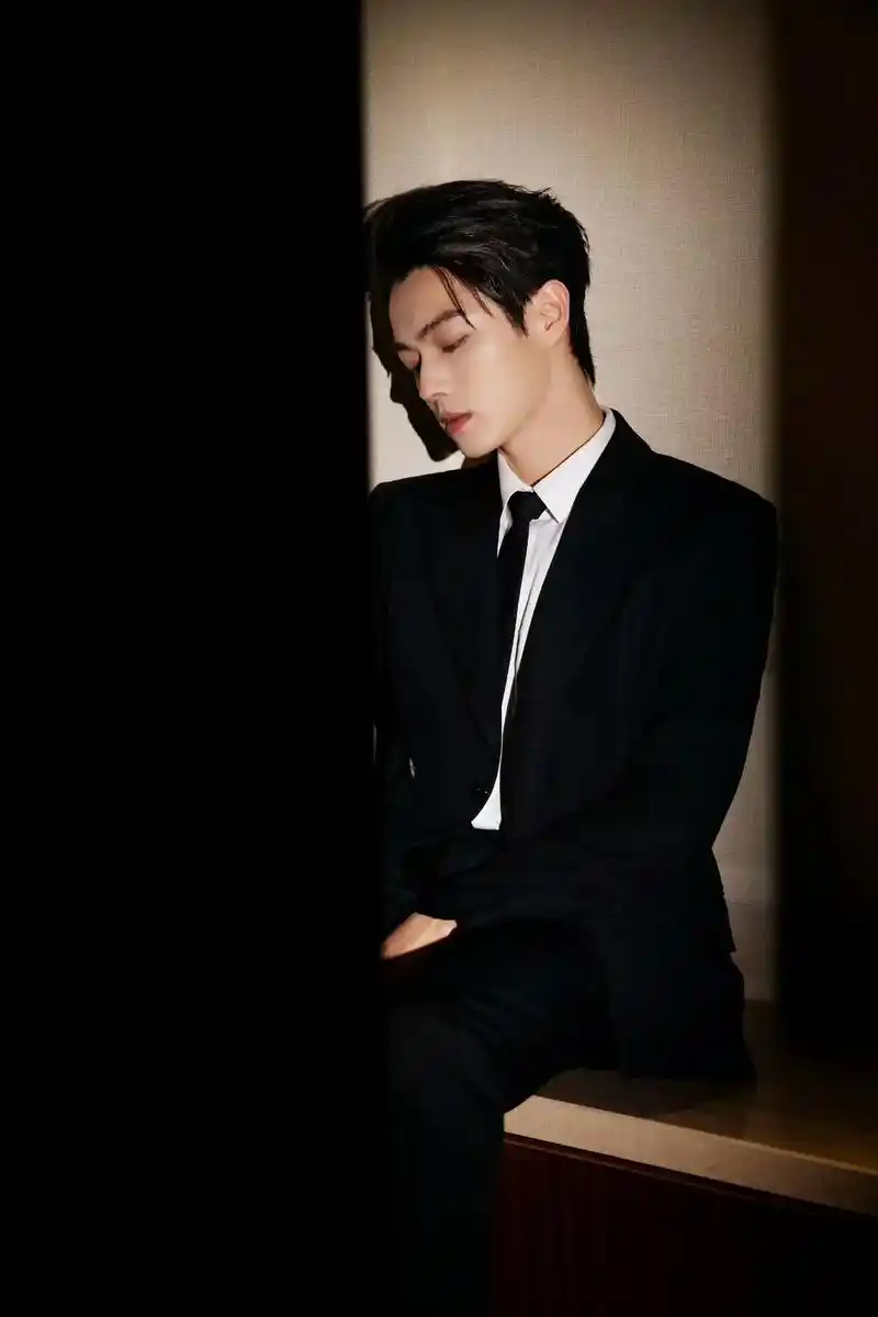 周六星造型|许凯  许凯一身黑色西服套装亮相今天的网络视听盛 - 抖音