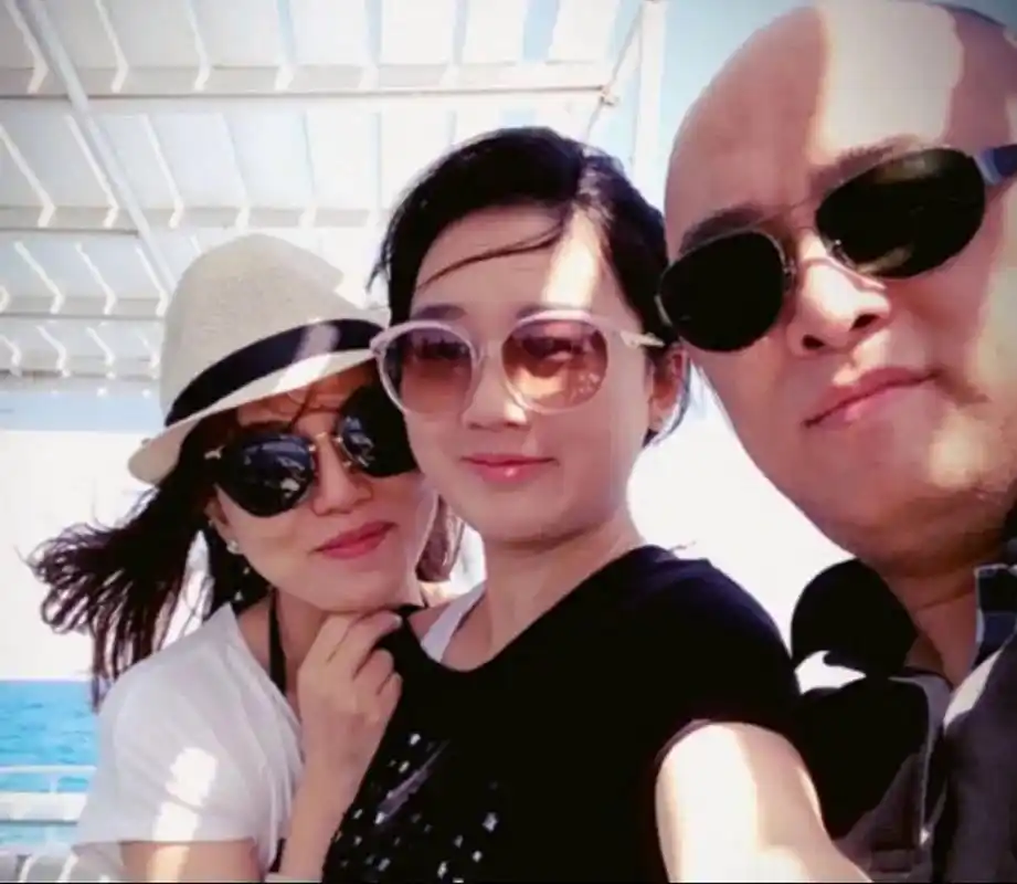 一天夜里,孟非醒来发现妻子李雪正在偷偷翻他手机,于是假装睡着,第二