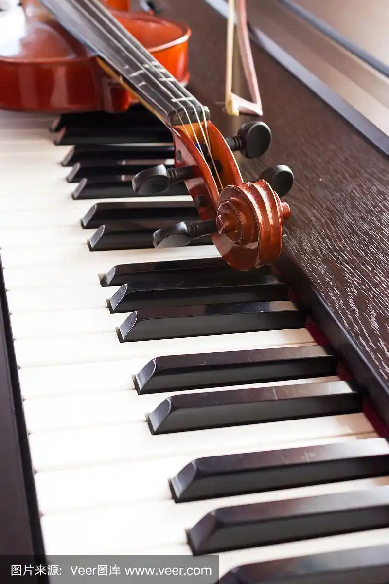 小提琴在钢琴.