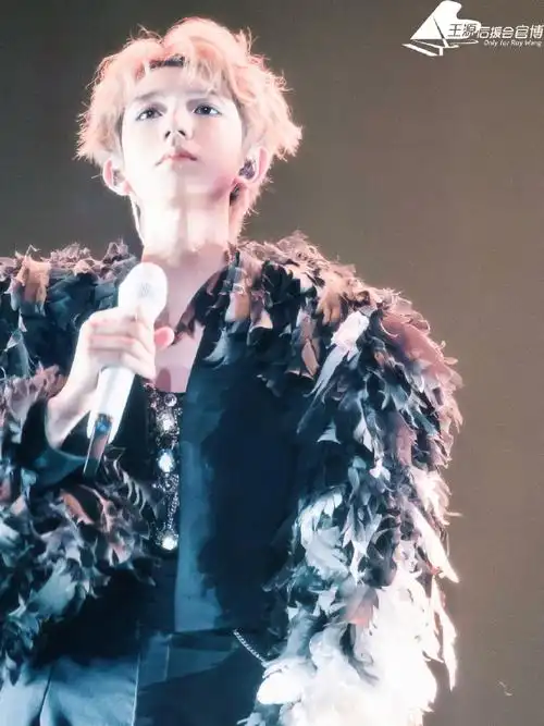 什么发型,什么颜色都hold的明明白白妥妥当当98周年来给王源举绿呀