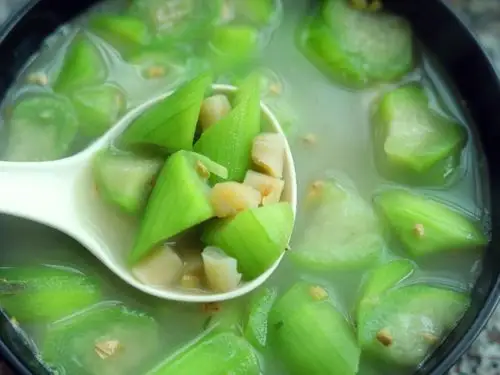 起来超简单用料 丝瓜一根干贝一小把生姜几块盐适量 干贝丝瓜汤的做法