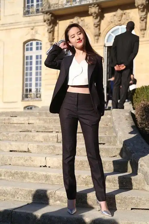 刘亦菲现代造型也很美衬衫配长裤干练优雅还有点复古气息