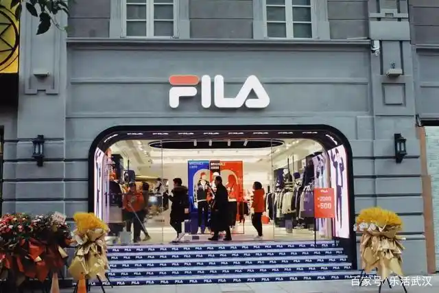 之前现代时尚了许多,一楼引进了华中地区首家fila中心店,华为专卖店等