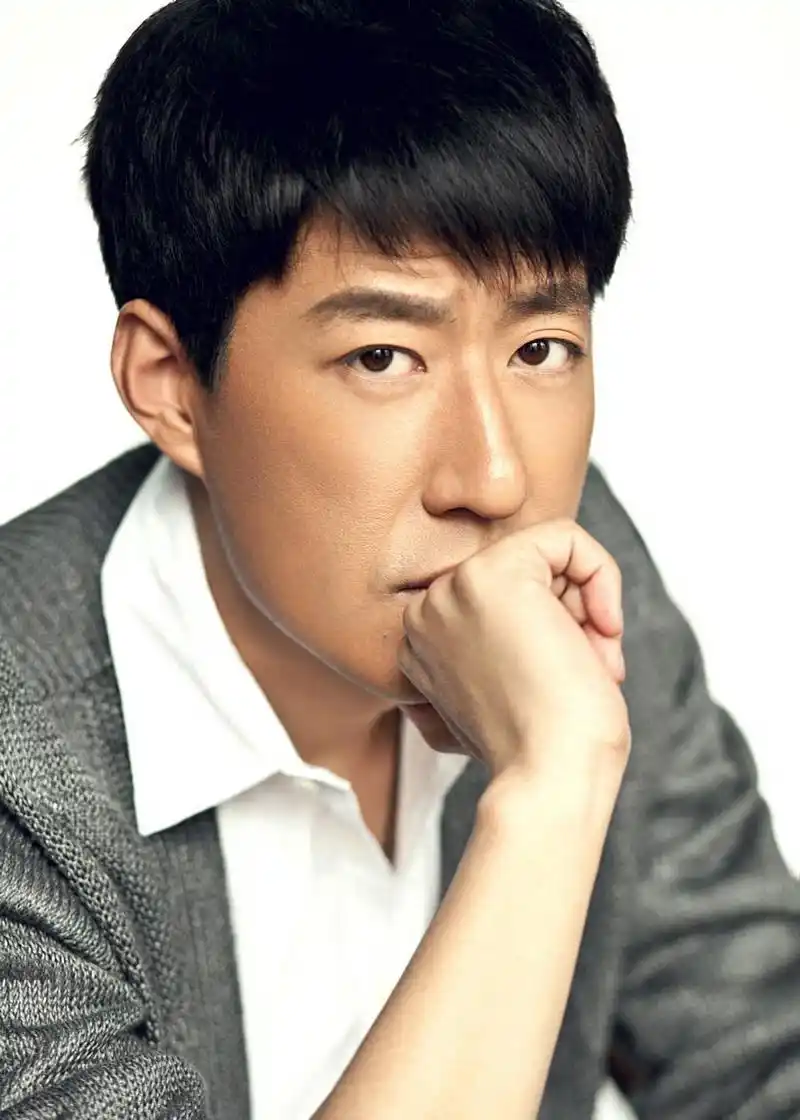 演员于震二婚娶小13岁妻子,婚后生三胎,如今一家五口幸福美满!