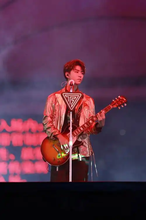 王俊凯周年演唱会唱跳solo 展露舞台王者风范_明星活动_图集_电影网_1