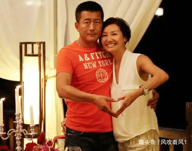 53岁江珊罕晒短发照,皮肤白皙美到惊艳,二婚嫁小3岁男星太幸福_田小洁