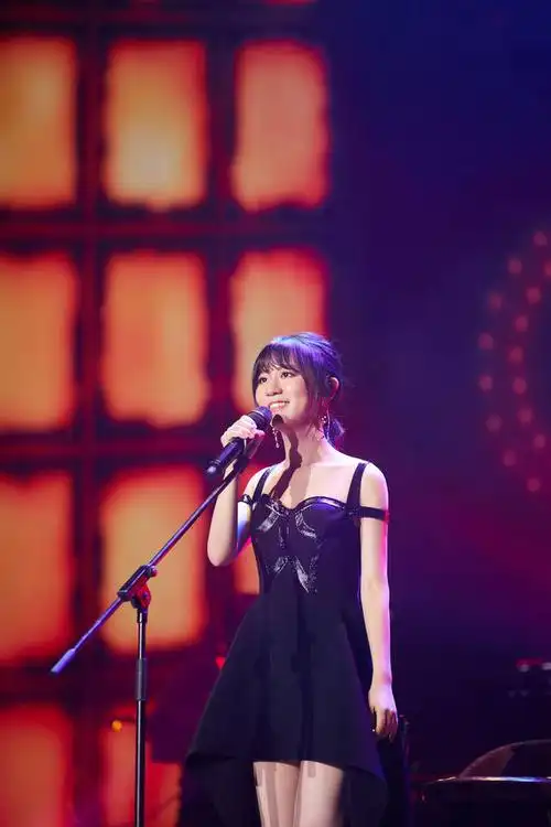 谢春花生日举办音乐会 穿黑白套装帅气登场