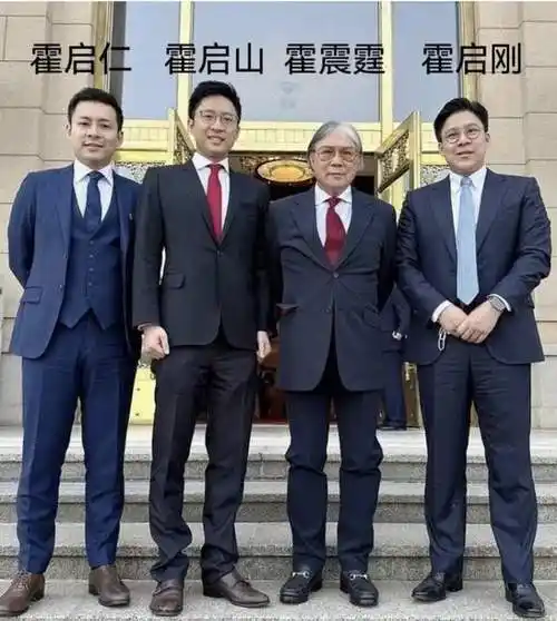 霍启刚兄弟罕合体,相差4岁差距大,40岁霍启山太帅气受富婆青睐_霍启仁