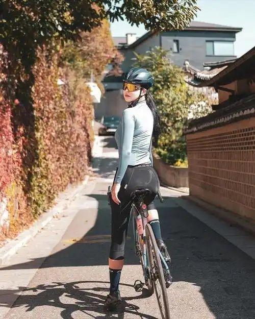 95后美女爱骑行引发网友关注城市中一道亮丽的风景线